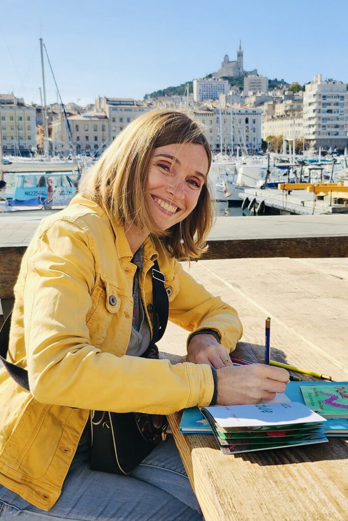 Anaïs Sanchez, écrivain biographe, en train d’écrire