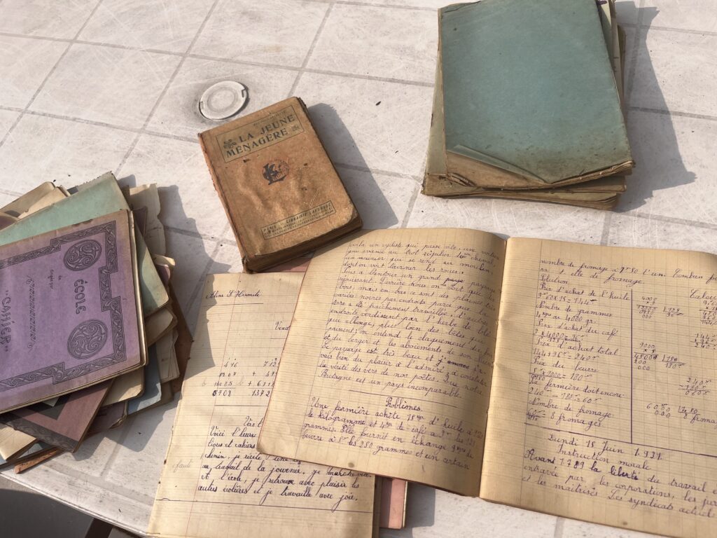 Cahiers d'école manuscrits de ma grand‑mère, source intime de ma vocation de biographe à Marseille.